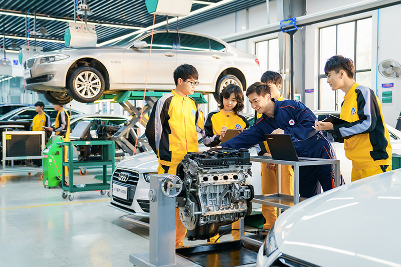 成都机电工程学校:培养新时代产业工人